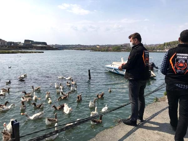 Eyüpsultan sahilinde polisler kaz ve ördekler için denize ekmek attı