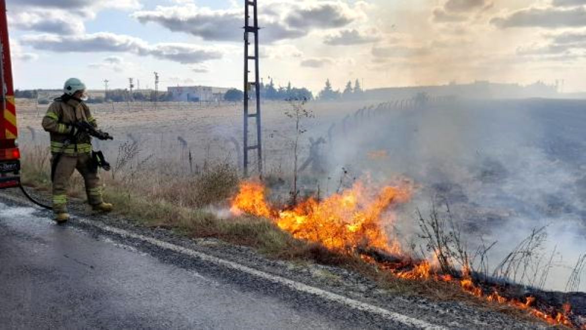 Silivri de ağaçlık alandaki yangın köy yolunu trafiğe kapattı