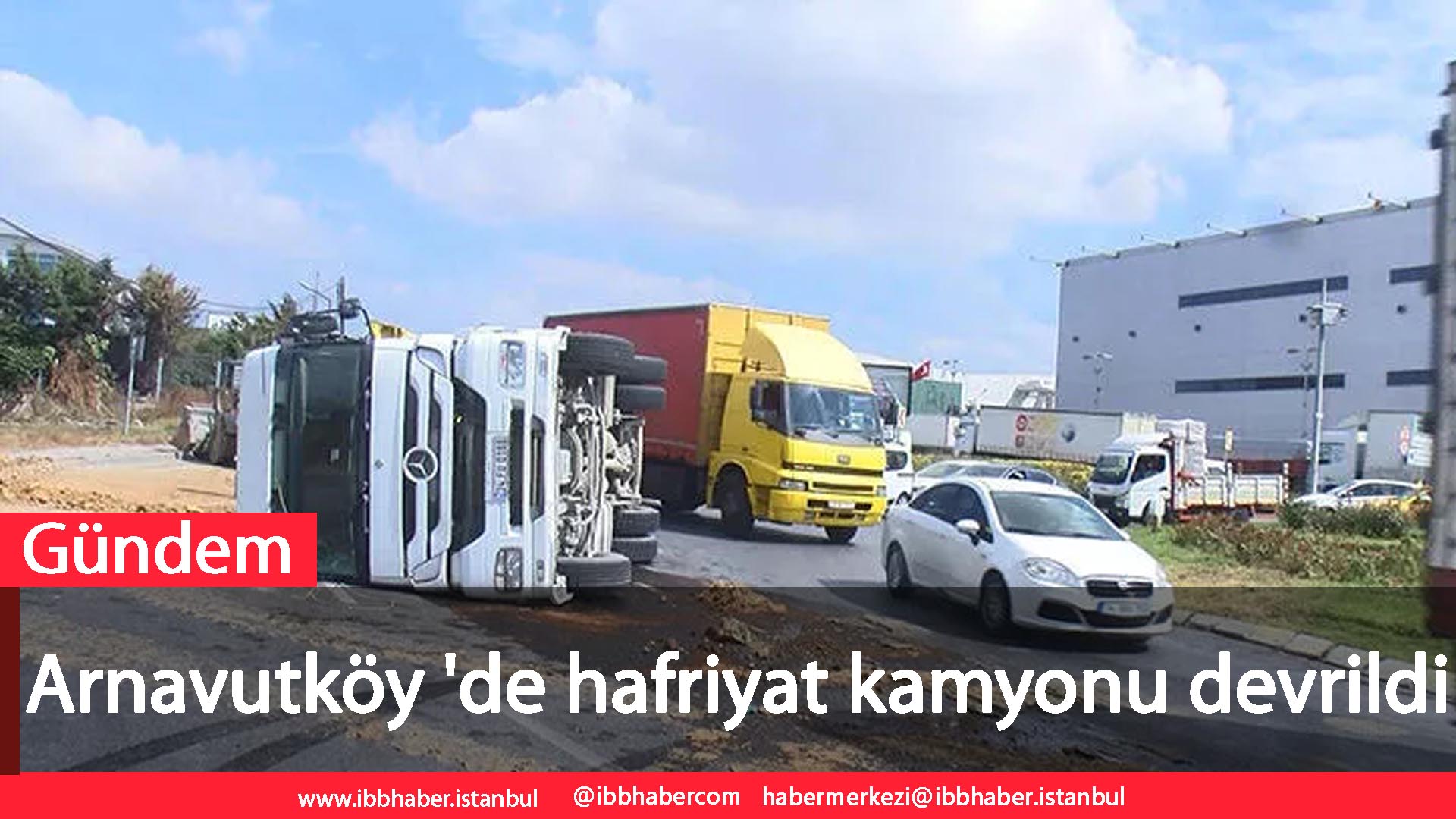 Arnavutköy ‘de hafriyat kamyonu devrildi