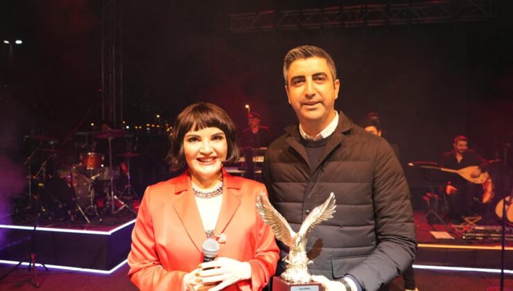 Kartallılar, Göksel’in Şarkılarıyla 19 Mayıs Coşkusunu Yaşadı