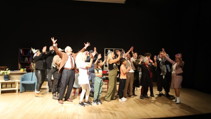 “Araba Kabağa Dönmeden” Adlı Tiyatro Oyunu Kartal’da Sahnelendi