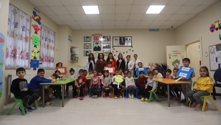 Kreş Öğrencilerinden ‘İnsan Hakları ve Demokrasi’ Mesajı